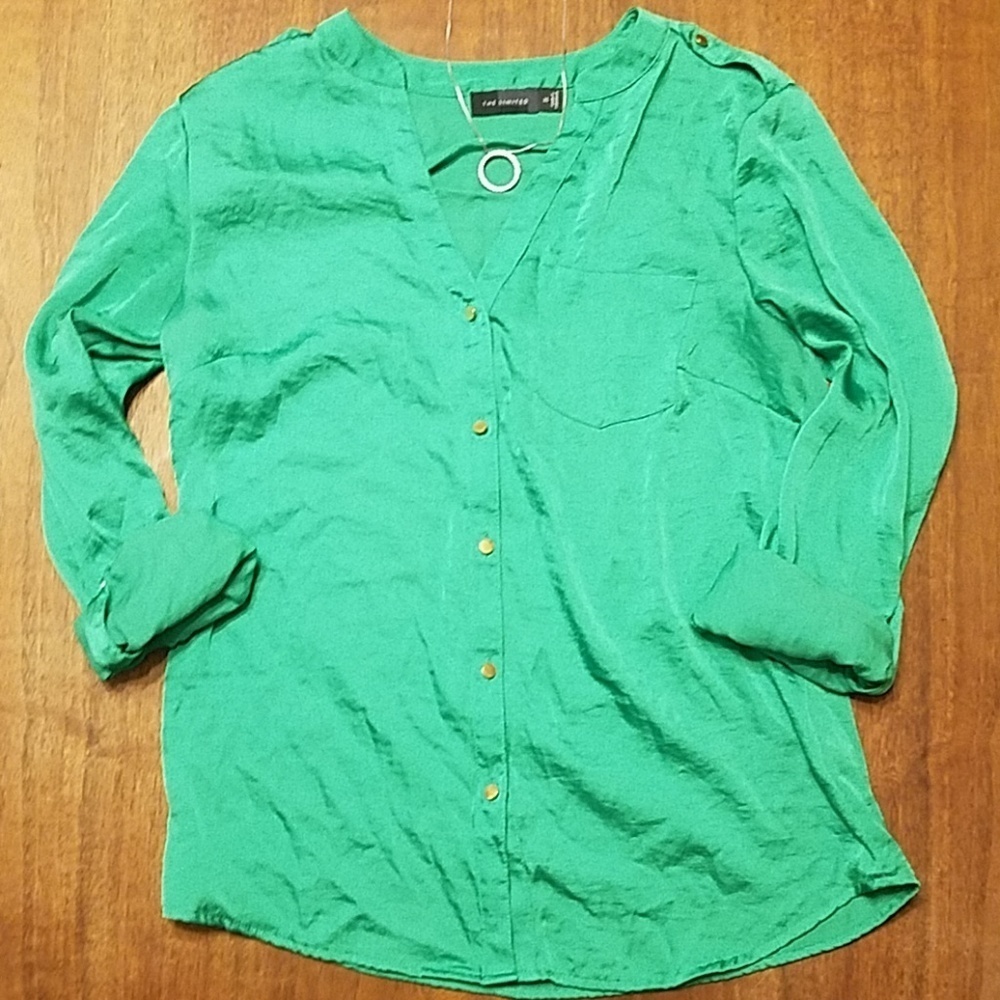 #034 The Limited XS Button-down Vneck Blouse